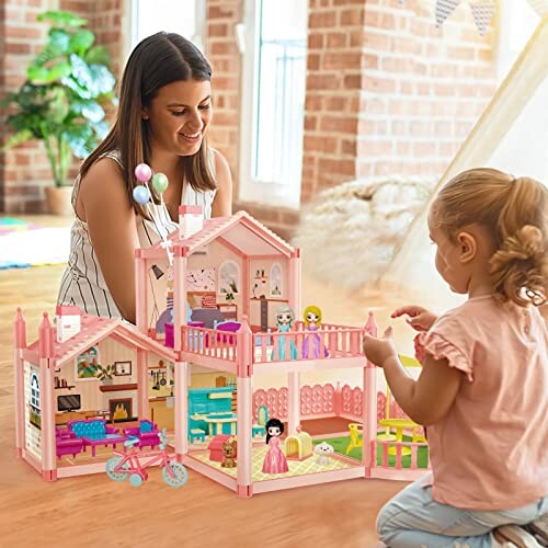 Moeder en dochter spelen met poppenhuis in woonkamer.