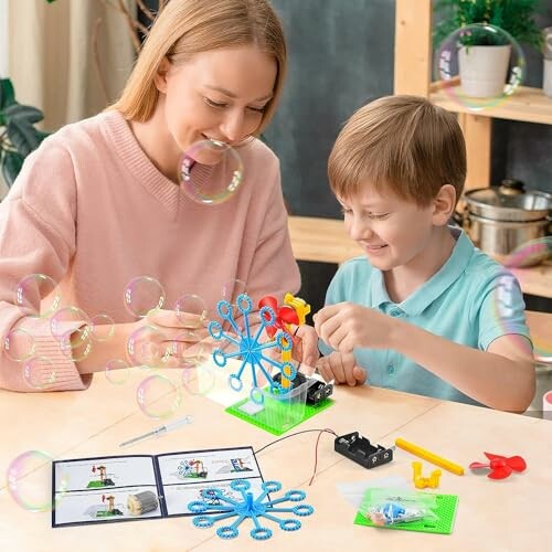 Moeder en zoon spelen met een speelgoed dat bellen blaast.