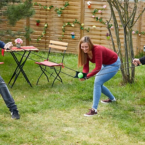 Mensen spelen een spel in de tuin.