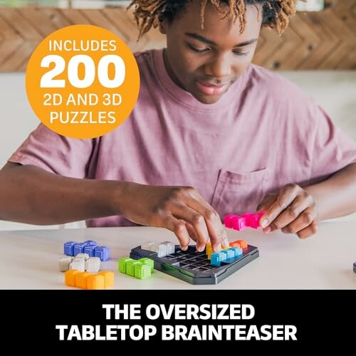 Persoon speelt met breinbreker puzzel op tafel