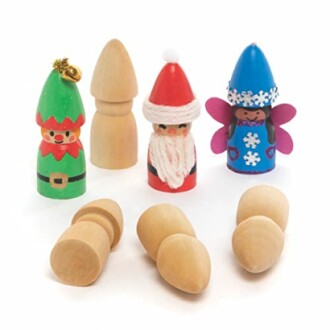 Houten figuurtjes met kerstthema en ongeschilderde kegels.