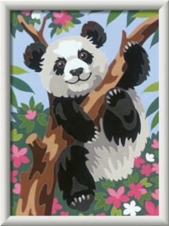 Schilderij van een panda die in een boom klimt met bloemen op de achtergrond.