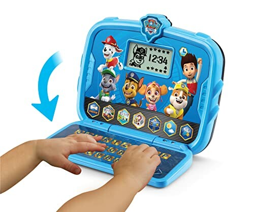 Kind speelt met blauwe Paw Patrol laptop