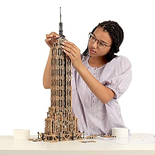 Persoon bouwt model van Empire State Building