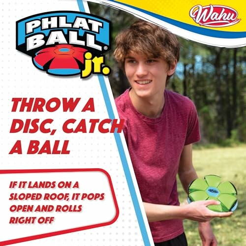 Jongen houdt een Phlat Ball Jr vast in een park.