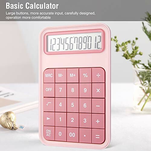 Roze basiscalculator met grote knoppen op een bureau.