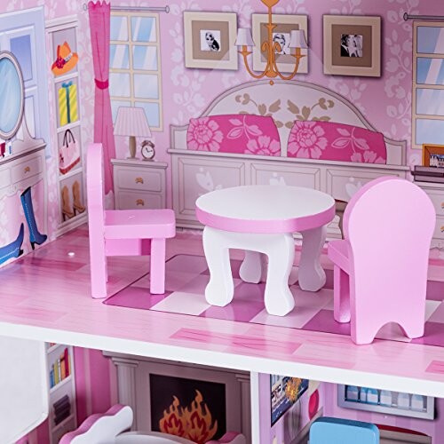 Roze poppenhuismeubilair met tafel en stoelen