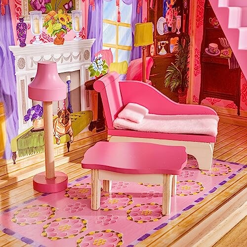 Roze poppenhuis woonkamer met meubels en decoraties.