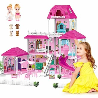 Kind speelt met roze poppenhuis met poppen en accessoires.