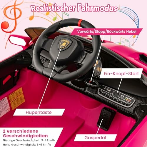 Interieur van een roze kinderauto met stuur en knoppen.