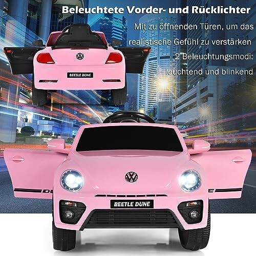 Roze speelgoedauto Volkswagen Beetle met openstaande deuren en verlichte lichten.