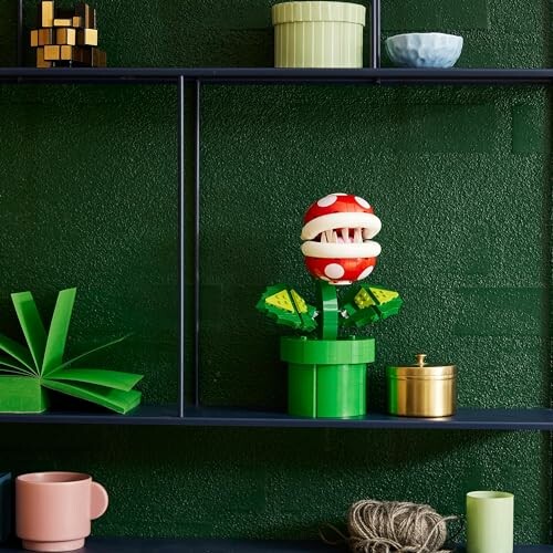 Piranha-plant LEGO-model op groene plank met decoraties.