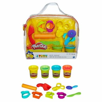 Set van Play-Doh met gereedschap en klei in verschillende kleuren.