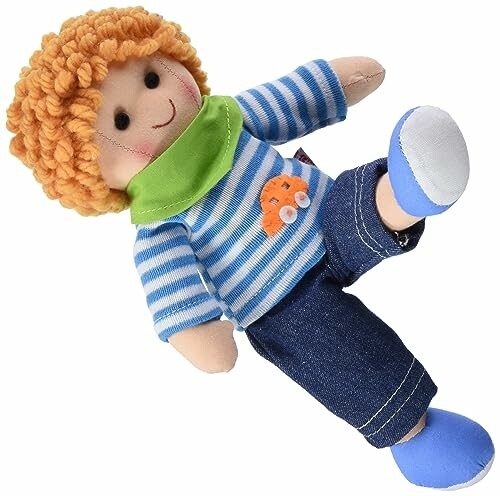 Knuffelpop met krullend haar, gestreepte trui en jeans.