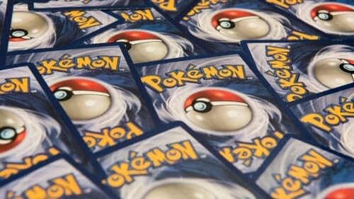 Pokémon kaarten verspreid op tafel.