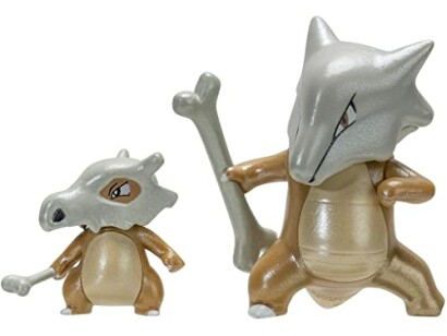 Twee Pokémon-figuren, Cubone en Marowak, met botaccessoires.