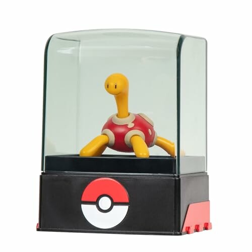 Pokémon-figuur in een glazen vitrine.