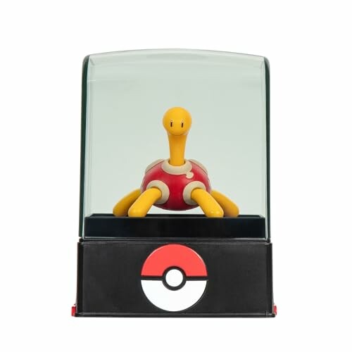 Pokemon figuur in een glazen vitrine