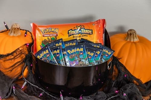 Pokemon Trick or Trade kaarten in een zwarte kom met pompoenen.