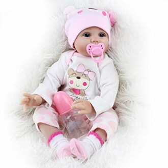 Realistische babypop met roze kleding en speen