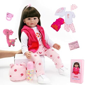 Realistische babypop met roze en witte kleding en accessoires.