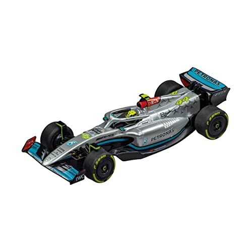 Zilveren raceauto model met Petronas-logo