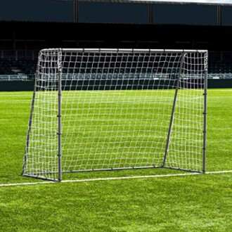 Voetbaldoel op grasveld