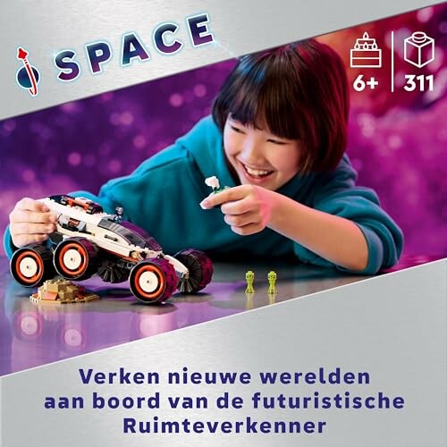 Kind speelt met ruimteverkenner speelgoedset