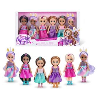 Set van zeven Sparkle Girlz poppen in kleurrijke jurken.