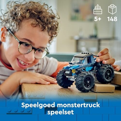 Kind speelt met speelgoed monstertruck bouwset