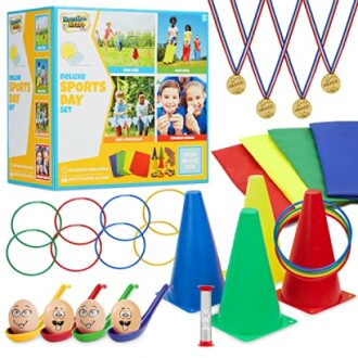 Sportdagset met kegels, ringen en medailles voor kinderen.