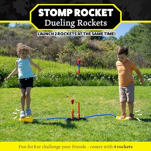 Twee kinderen spelen met een stomp raketspel in het gras.