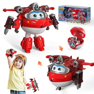 Kind speelt met Super Wings transformerende speelgoedrobot.