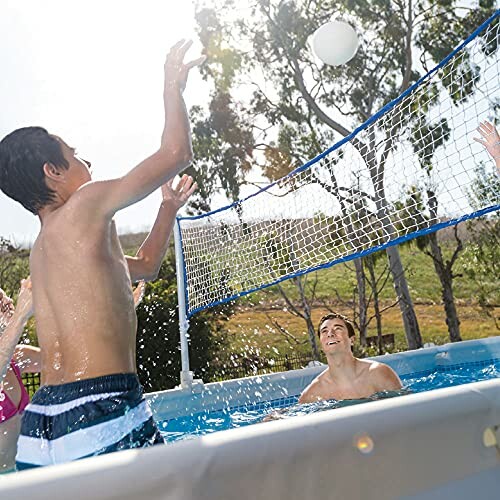 Mensen spelen volleybal in een zwembad.