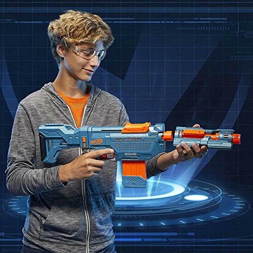 Tiener met een Nerf-blaster en veiligheidsbril.