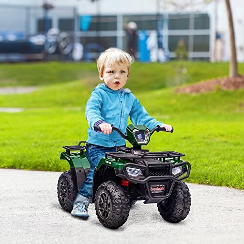 Kleuter rijdt op speelgoed-quad.