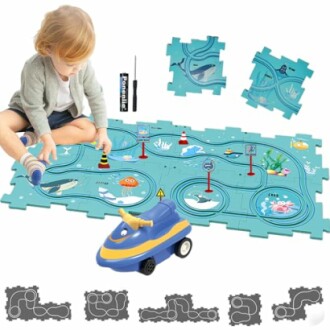 Kind speelt met puzzelmat en speelgoedauto.