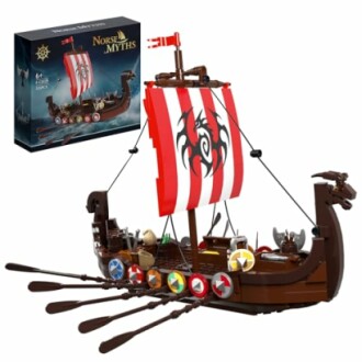 Lego-set van een Vikingschip met rood-witte zeilen en accessoires.