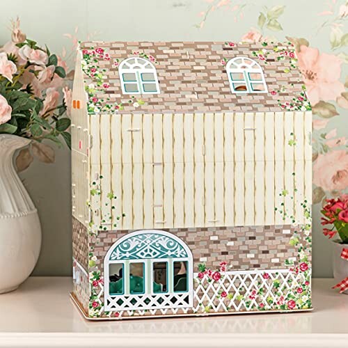 Vintage poppenhuis met bloemen en decoratieve details