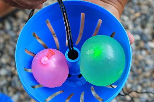 Roze en groene waterballonnen in een blauwe mand.