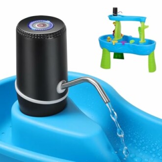 Elektrische waterdispenser en blauw kinderspeelgoed tafel