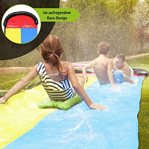 Kinderen spelen op een waterglijbaan in de tuin.