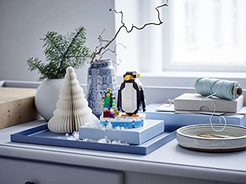 Wintertafeldecoratie met pinguïnfiguurtje en sneeuw