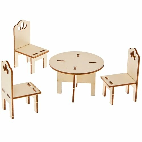 Houten poppenhuismeubilair met tafel en stoelen.