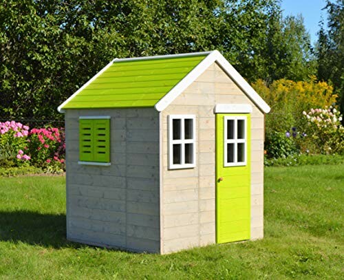 Houten speelhuisje in tuin met groene deur en ramen.