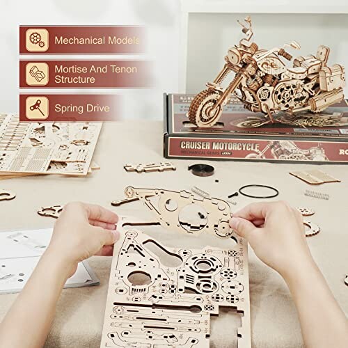 Houten modelbouwkit voor motorfiets in montage.