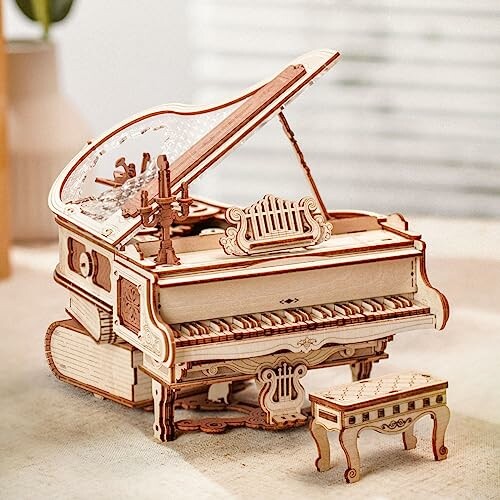 Houten model van een piano met krukje.