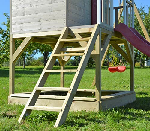 Houten speeltoestel met glijbaan en schommel in een tuin.