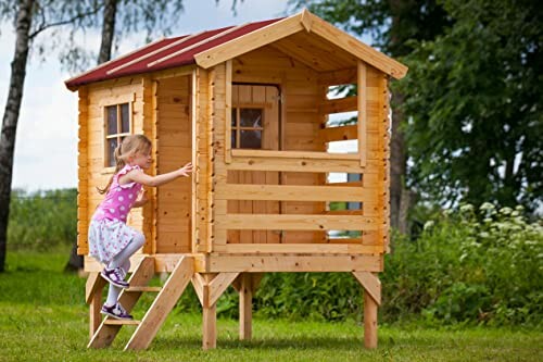 Kind speelt in houten speelhuisje op grasveld.