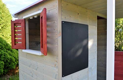 Houten speelhuisje met krijtbord en rode luiken.